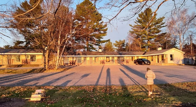 Curleys Paradise Motel - From Website (newer photo)